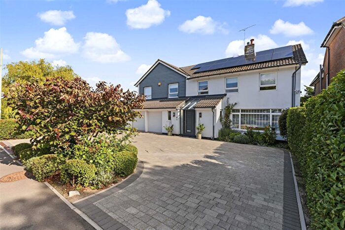 6 Bedroom Detached House For Sale In Tuffnells Way, Harpenden, AL5