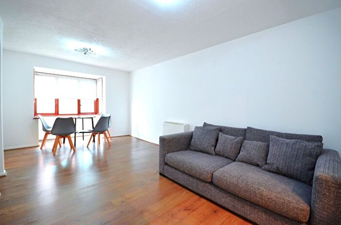 2 Bedroom Flat To Rent In Cotton Avenue, North Acton, W3