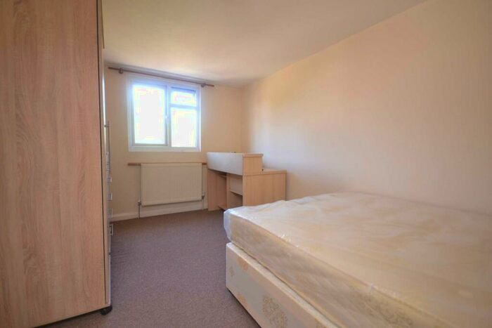 6 Bedroom House To Rent In Grange Avenue, University Area, RG6