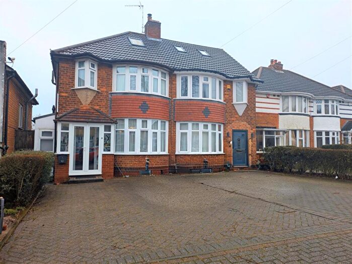 3 Bedroom Semi-Detached House For Sale In Hollyhurst Grove, Birmingham, B26