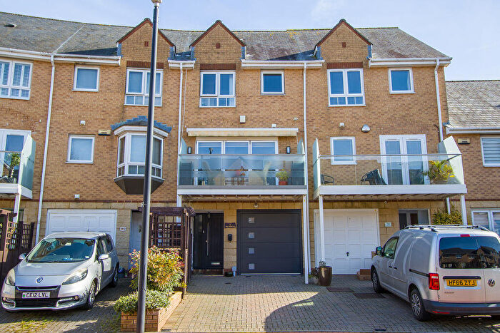 3 Bedroom Town House For Sale In Chandlers Way, Penarth, CF64