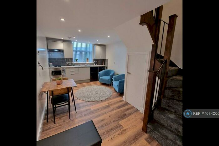 2 Bedroom Flat To Rent In Portland Street, Huddersfield, HD1