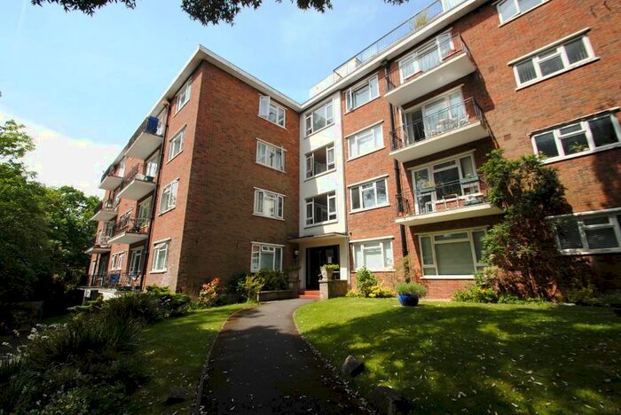 2 Bedroom Flat To Rent In Madeira Road, Bournemouth, Dorset, BH1