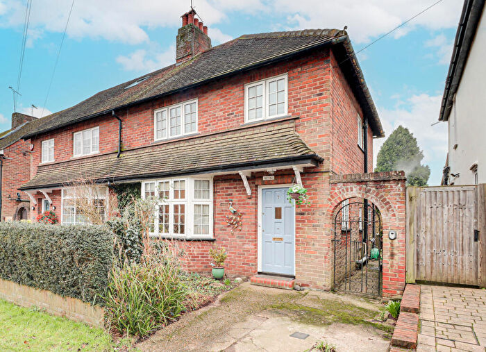 3 Bedroom Semi-Detached House For Sale In Barnfield Road, Harpenden, AL5