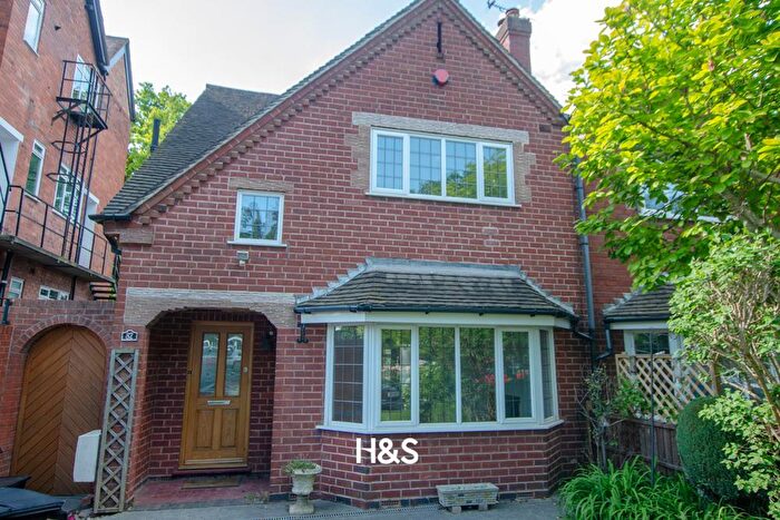 3 Bedroom Semi-Detached House To Rent In Kineton Green Road, Solihull, B92