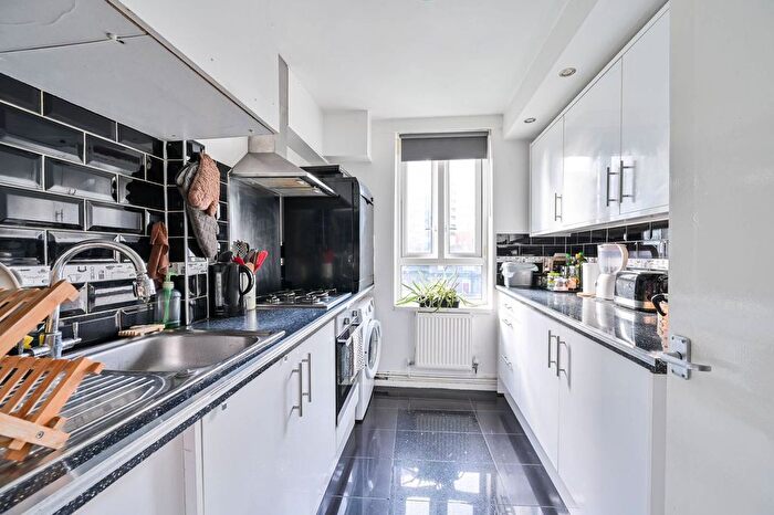 2 Bedroom Flat To Rent In Rockingham Street, Elephant And Castle, London, SE1