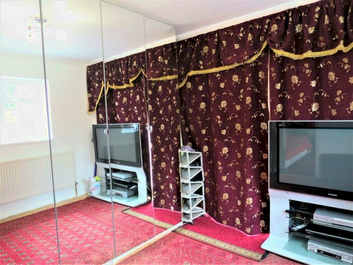 Flat To Rent In Broadlands Close, EN3