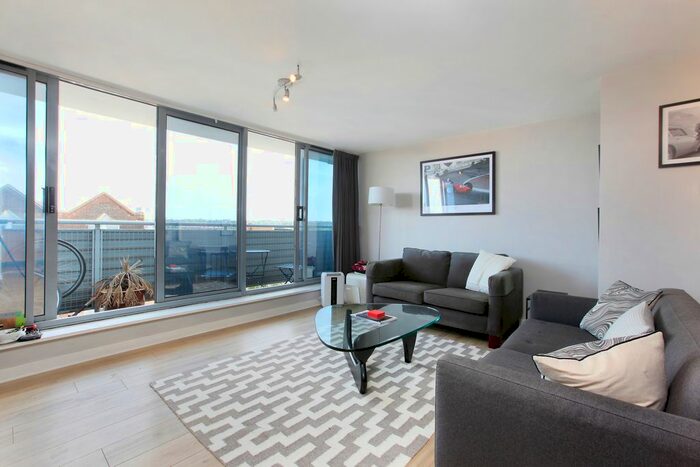 3 Bedroom Flat To Rent In Gateway House, Balham Hill, SW12