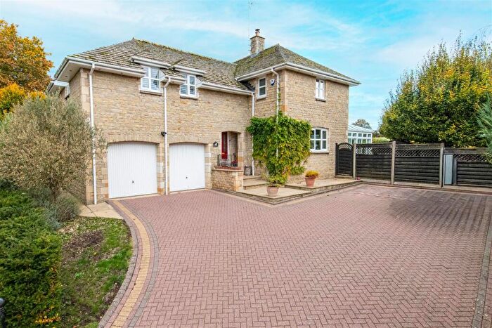 4 Bedroom Detached House For Sale In Deenethorpe Village, East Northamptonshire, NN17