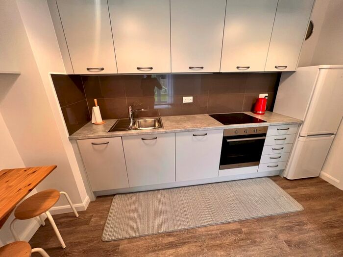 2 Bedroom Flat To Rent In Warwick Road, London, N11