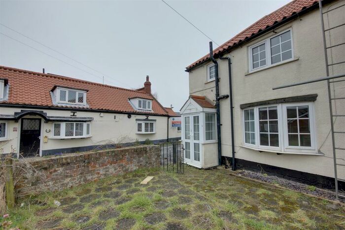 2 Bedroom Cottage For Sale In Pitt Lane, Ryehill, Hull, HU12