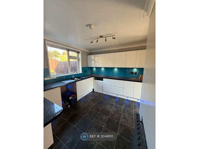 3 Bedroom Semi Detached House To Rent In Barden Road, Wakefield, WF1