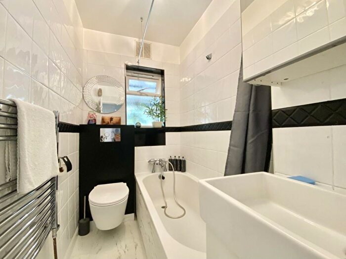 2 Bedroom Maisonette To Rent In Barnard Gardens, Yeading, Hayes, UB4