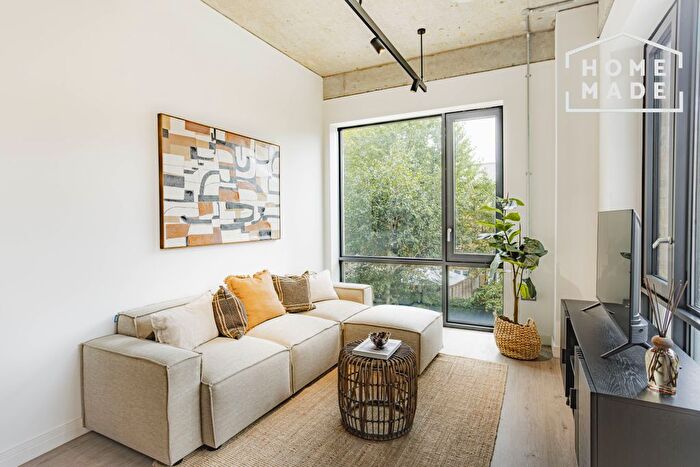 2 Bedroom Flat To Rent In Hammersmith Road, W6