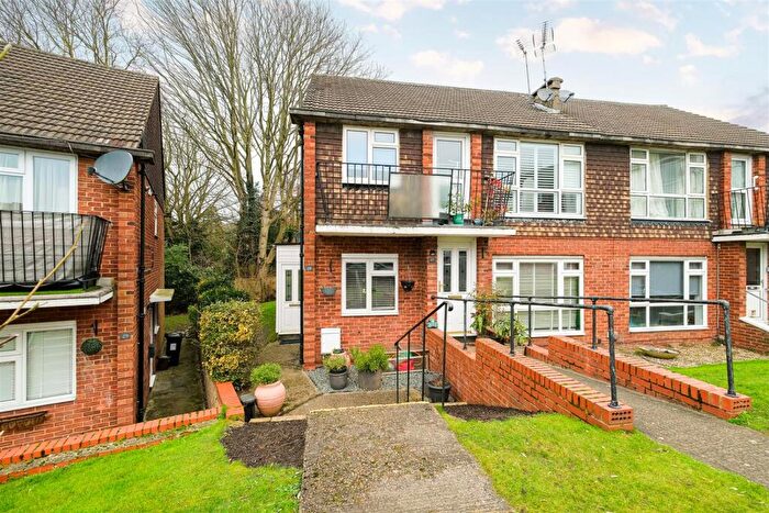2 Bedroom Maisonette For Sale In Top House Rise, North Chingford, E4