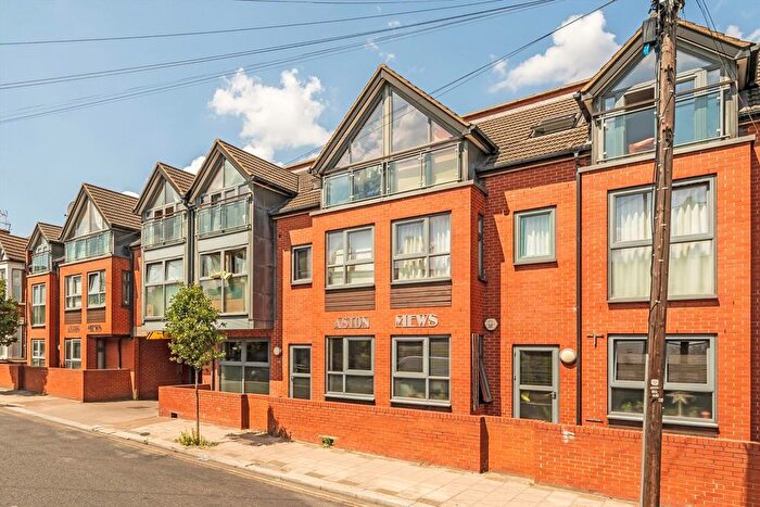 2 Bedroom Flat For Sale In Kilburn Lane, Kensal Rise, W10