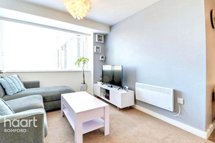 1 Bedroom Apartment For Sale In Queens Moat House, Romford, RM1