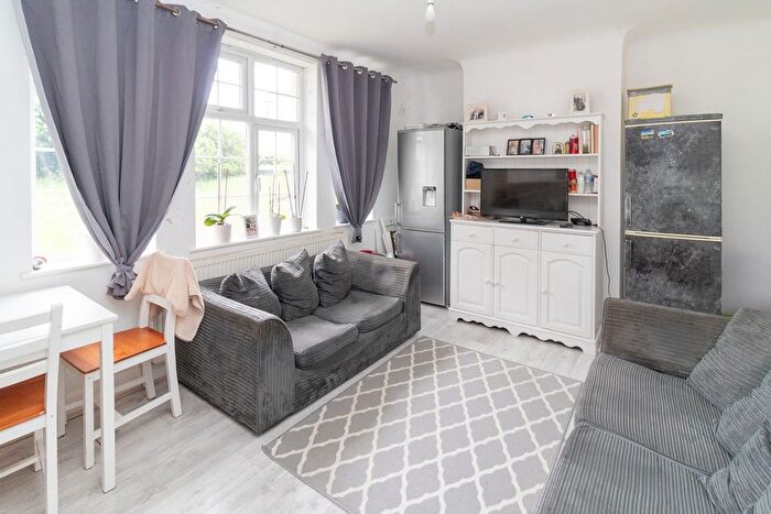 3 Bedroom Flat For Sale In Glendale Avenue, Edgware, HA8