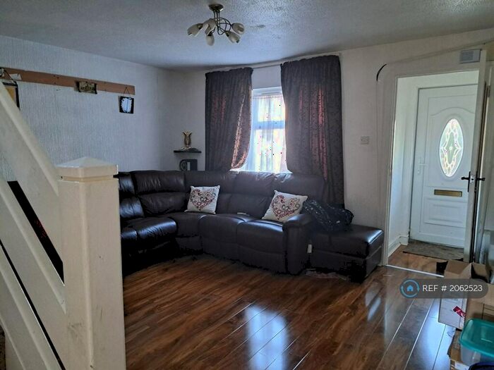 4 Bedroom End Of Terrace House To Rent In Laing Close, London, IG6