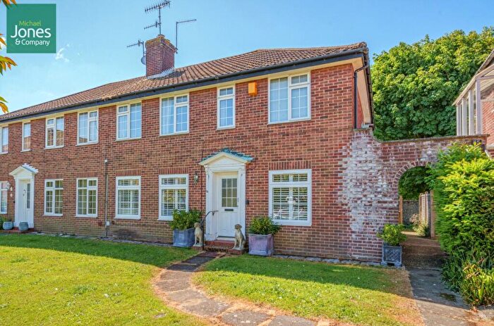 2 Bedroom Flat For Sale In Gaisford Close, Worthing, West Sussex, BN14
