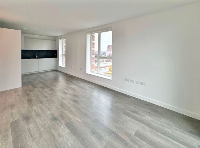 2 Bedroom Flat To Rent In Streamdale Road, London, W3