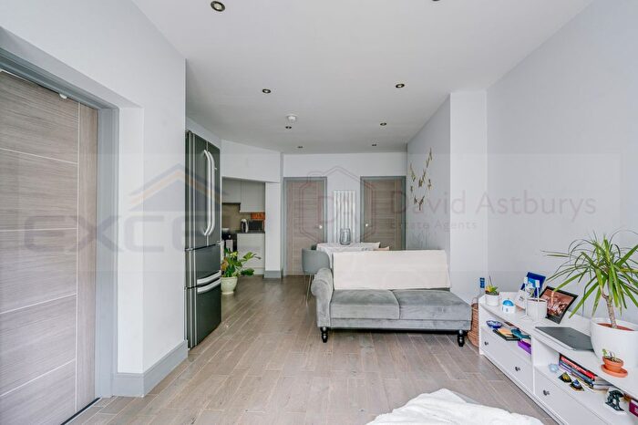 1 Bedroom Flat To Rent In Devonport Road, Shepherds Bush, London, W12