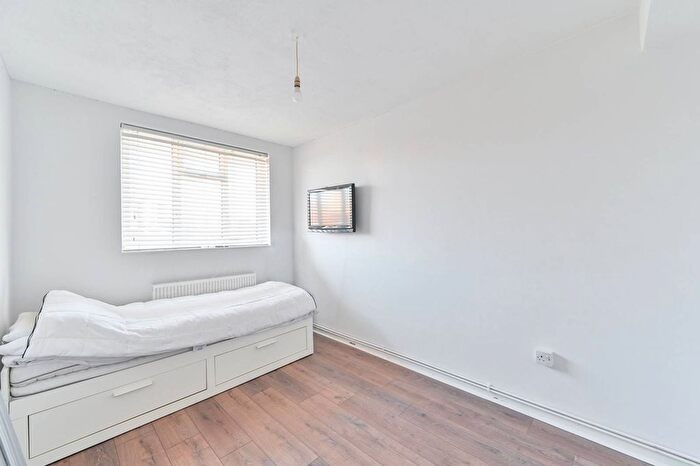 3 Bedroom Flat For Sale In Crampton House, Patmore Estate, Nine Elms, London, SW8