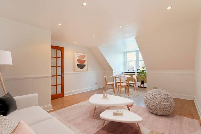 2 Bedroom Flat For Sale In Hurstbourne Road, London, SE23