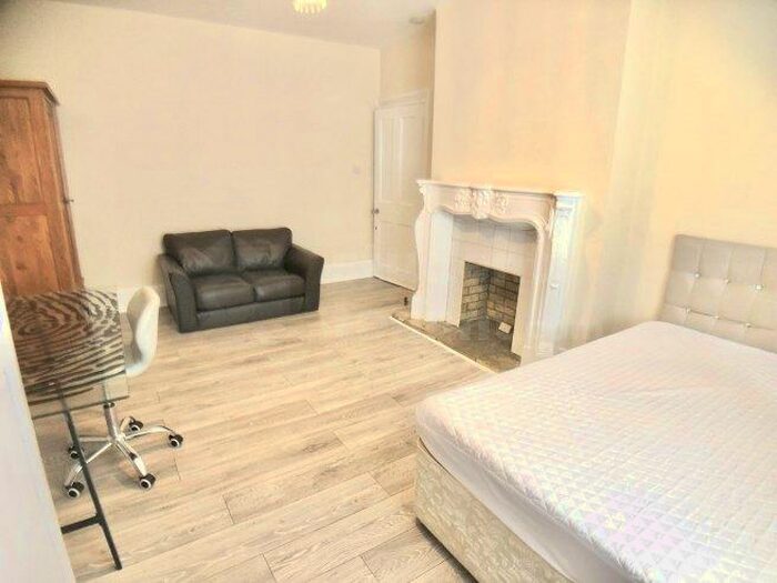4 Bedroom Flat To Rent In Dock Road, ME4