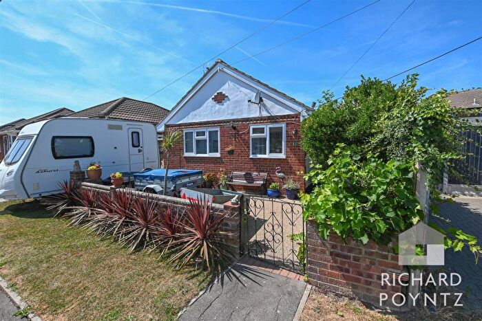 1 Bedroom Detached Bungalow For Sale In Hannett Road, Canvey Island, SS8