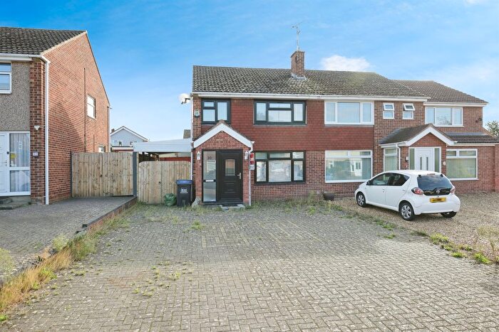 3 Bedroom Semi Detached House For Sale In Ashford Gardens, Whitnash, Leamington Spa, CV31