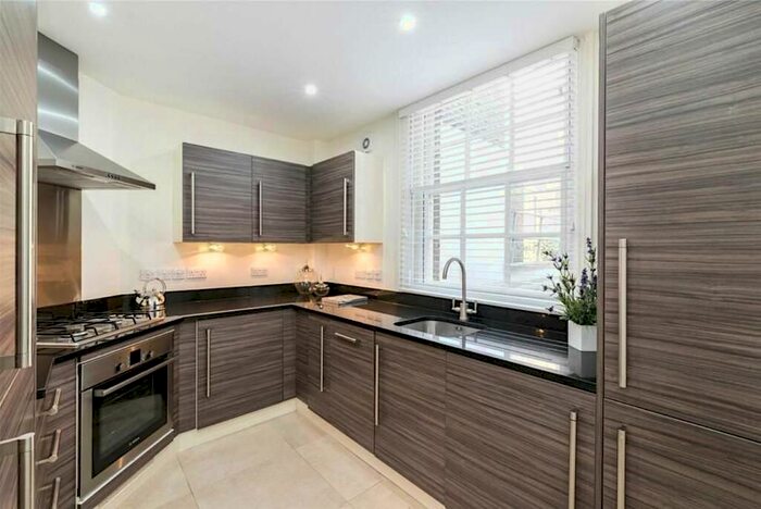 2 Bedroom Flat To Rent In Lees Place, Mayfair, London, W1K