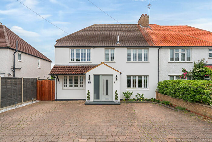 5 Bedroom Semi-Detached House For Sale In Tilt Close, Cobham, KT11