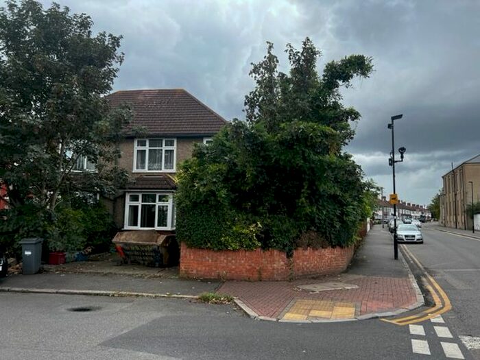 3 Bedroom Semi-Detached House To Rent In Barrack Road, Hounslow, TW4