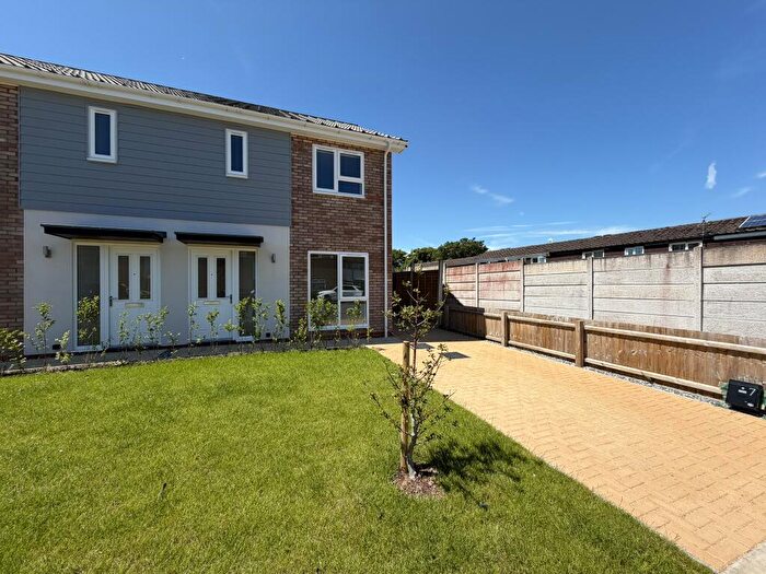 3 Bedroom Semi Detached House For Sale In Avon Close, Daventry, West Northamptonshire, NN11