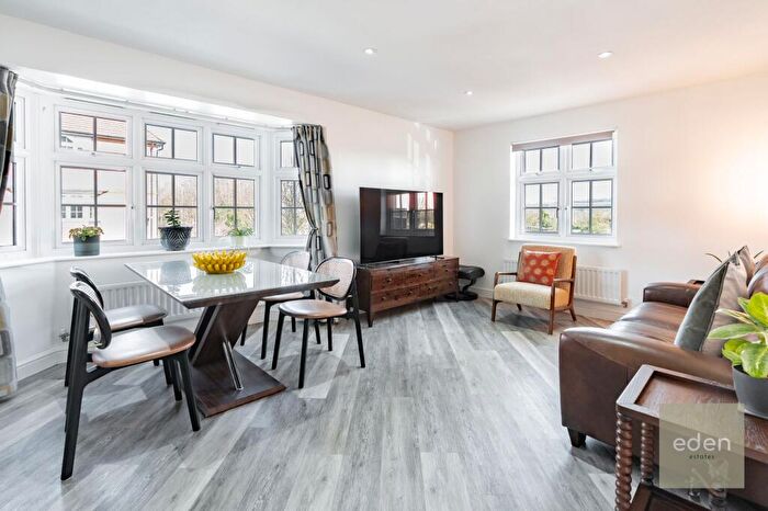 2 Bedroom Flat For Sale In Germander Avenue, Halling, ME2