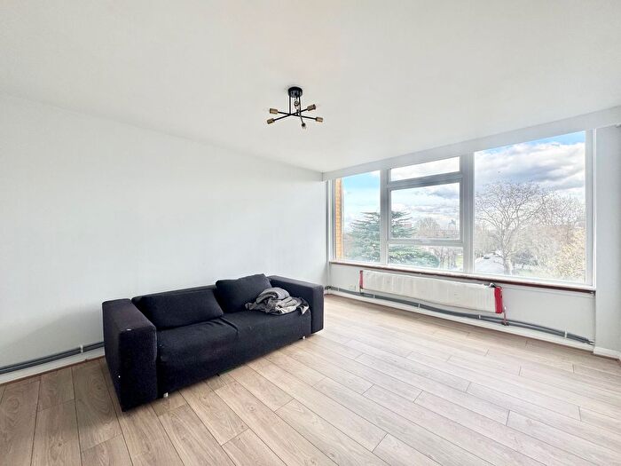 2 Bedroom Flat For Sale In Keswick Road, London, SW15