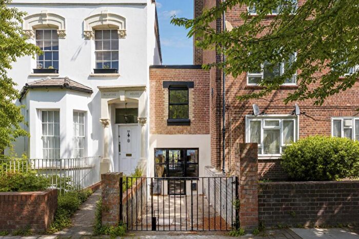 3 Bedroom House For Sale In Palatine Road, London, N16