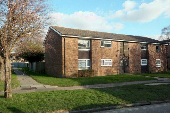 2 Bedroom Flat To Rent In Lennox Road, Chichester, PO19