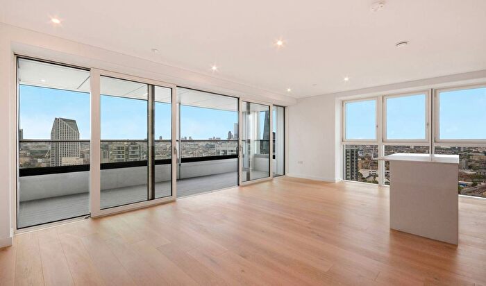 3 Bedroom Flat To Rent In Deacon Street, Elephant And Castle, London, SE17