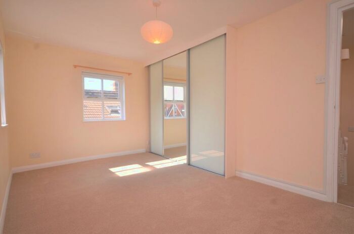 2 Bedroom Flat To Rent In Red Post Hill, Herne Hill, London, SE24