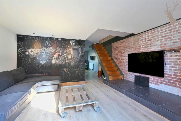 3 Bedroom Flat To Rent In Fairfoot Road, Bow, London, E3