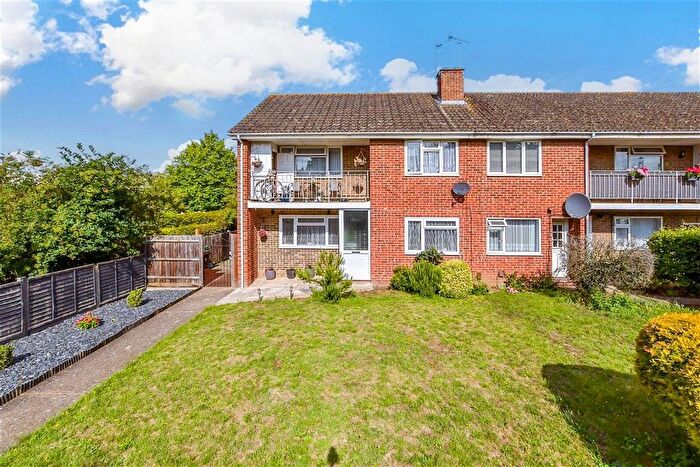 2 Bedroom Maisonette For Sale In Alkham Road, Vinters Park, Maidstone, Kent, ME14
