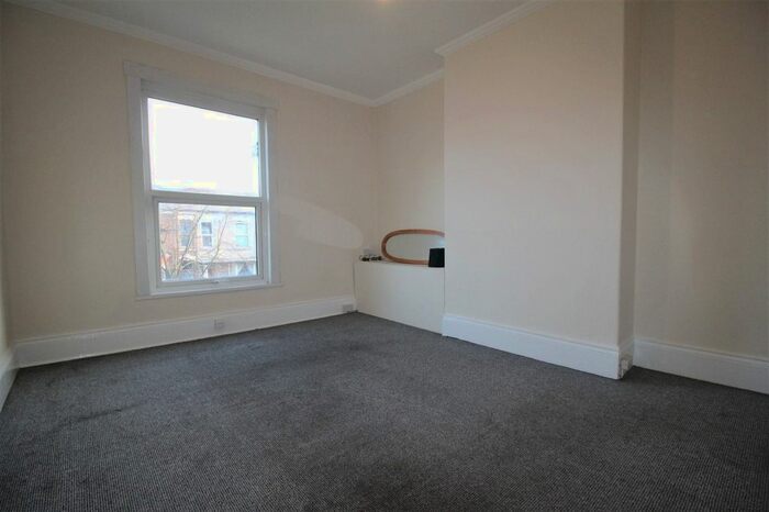 2 Bedroom Flat To Rent In Hainton Avenue, Grimsby, Lincolnshire, DN32