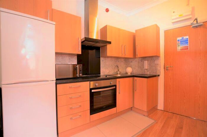 Flat To Rent In High Street, Slough, SL1