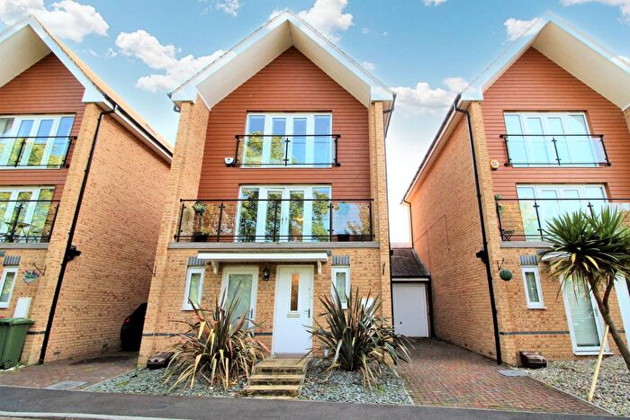 4 Bedroom Link Detached House To Rent In Edgeworth Close, Slough, SL3