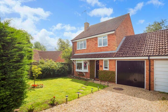 3 Bedroom Link Detached House For Sale In Hawthorne Way, Great Shefford, RG17