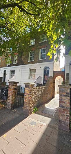 3 Bedroom Flat To Rent In Kennington Lane, London, SE11