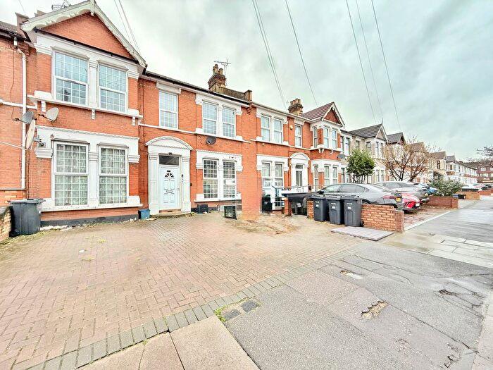 3 Bedroom Flat To Rent In Alloa Road, Goodmayes, Ilford, IG3