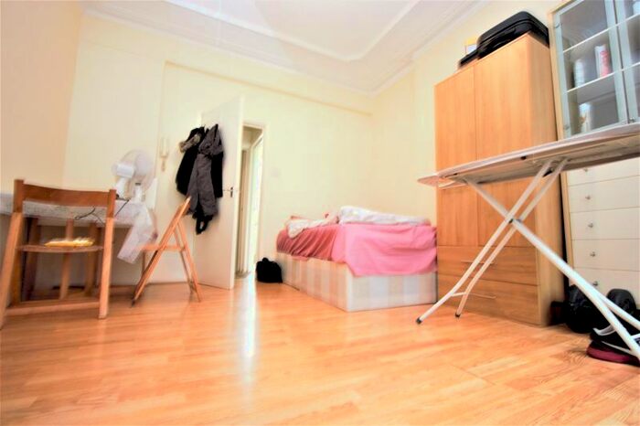 Studio To Rent In Palmerston Crescent, London, N13